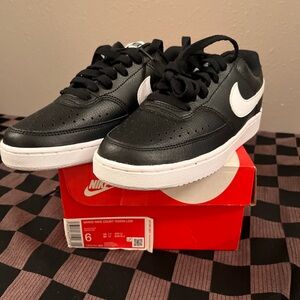 Nike women court vision low